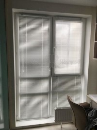 Горизонтальные жалюзи на высоком окне